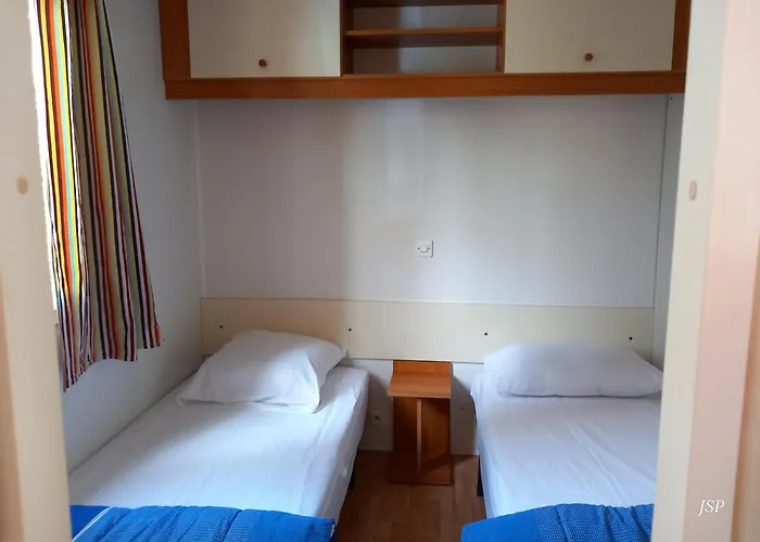 אתר קמפינג Mobilhome Les Volets Bleus *